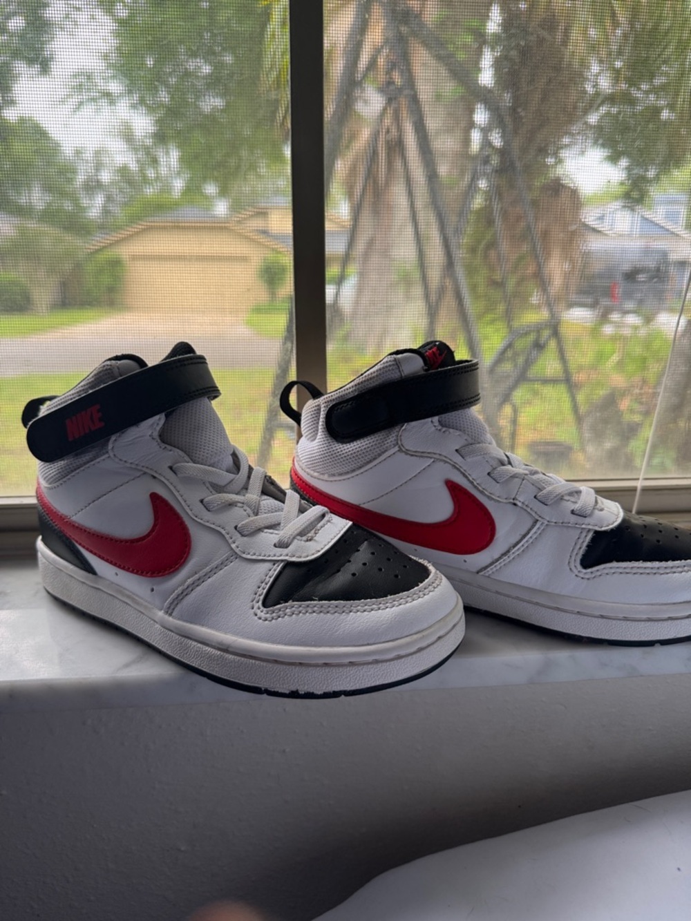Nike Kids Mid-Top Sneakers Size 1Y – White/Red/Black – Excellent Condition 👟🔥